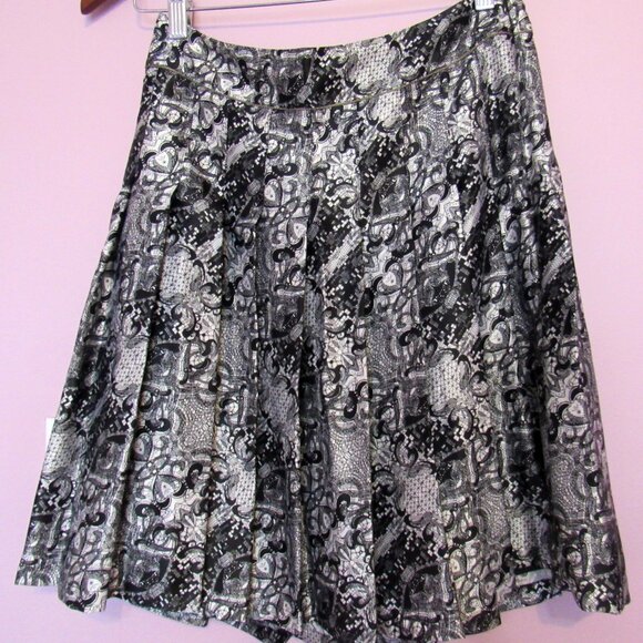 Brooks Brothers Women's Silk Floral Pleated A-Line Flare Skirt,White/Black - Picture 6 of 7